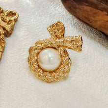 Load image into Gallery viewer, Bright Gold Twist Rope Know Bow Brooch with Imitated Round Pearl Centered
