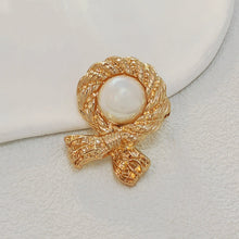 Load image into Gallery viewer, Bright Gold Twist Rope Know Bow Brooch with Imitated Round Pearl Centered
