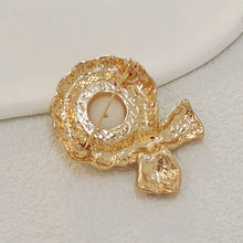 Load image into Gallery viewer, Bright Gold Twist Rope Know Bow Brooch with Imitated Round Pearl Centered
