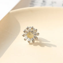 Load image into Gallery viewer, Vivid Silver Metallic Petal Golden Pistil Mini Daisy Flower Collar Pin
