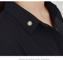 Load image into Gallery viewer, Vivid Silver Metallic Petal Golden Pistil Mini Daisy Flower Collar Pin
