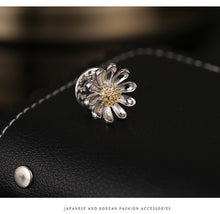 Load image into Gallery viewer, Vivid Silver Metallic Petal Golden Pistil Mini Daisy Flower Collar Pin
