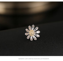 Load image into Gallery viewer, Vivid Silver Metallic Petal Golden Pistil Mini Daisy Flower Collar Pin
