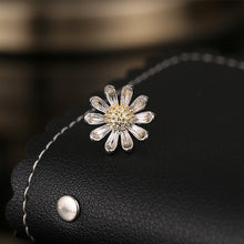 Load image into Gallery viewer, Vivid Silver Metallic Petal Golden Pistil Mini Daisy Flower Collar Pin
