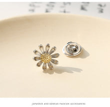 Load image into Gallery viewer, Vivid Silver Metallic Petal Golden Pistil Mini Daisy Flower Collar Pin
